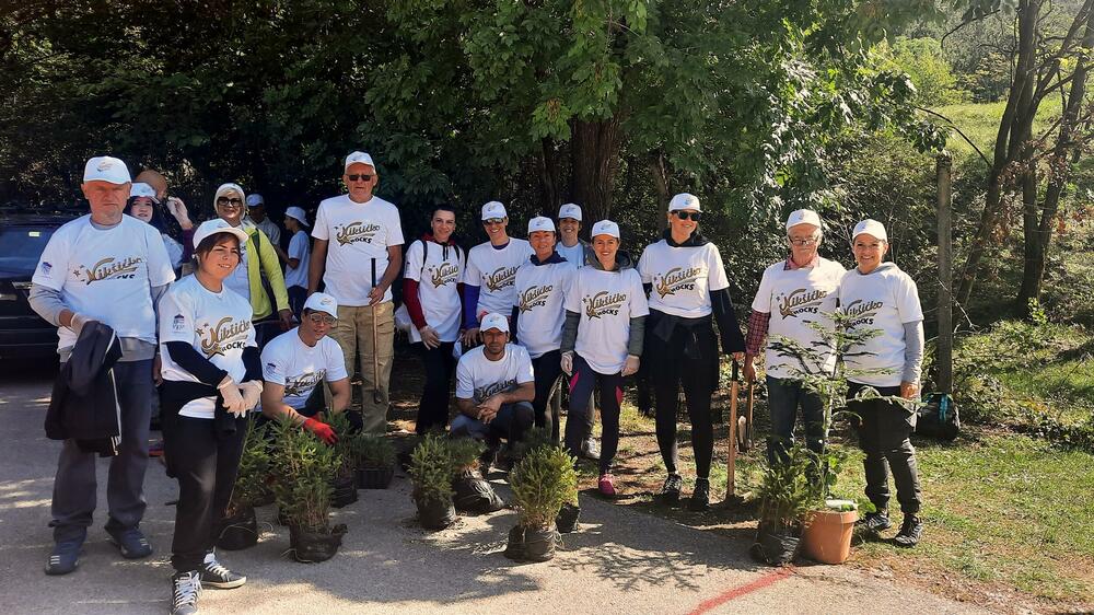 <p>Organizovana akcija čišćenja korita rijeke, kao i akcija pošumljavanja park šume</p>