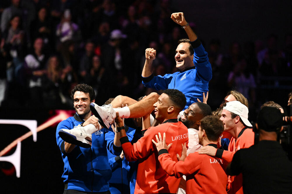 Tenis neće više biti isti sad kada je on otišao: Rodžer Federer na rukama dugogodišnjih suparnika na oproštaju, Foto: DYLAN MARTINEZ/Reuters