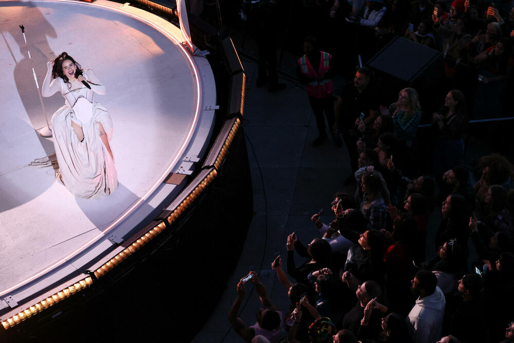 <p>Ulaznice su izdavane posjetiocima u zamjenu za obećanje da će djelovati protiv svjetskog siromaštva tako da, na primjer, pišu izabranim predstavnicima kako bi povećali inostranu pomoć</p>