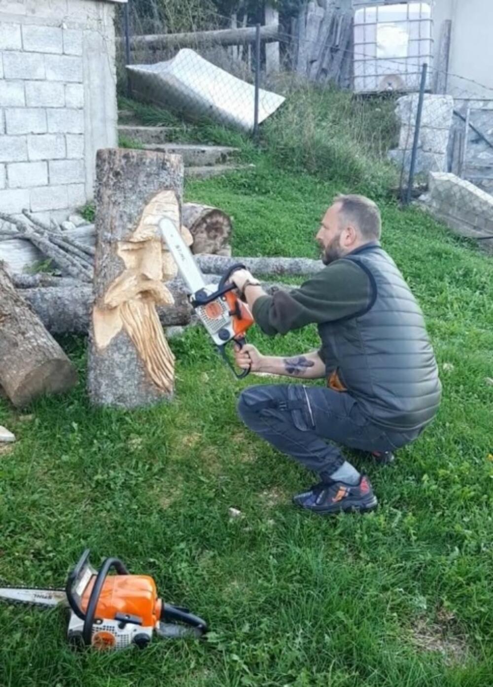 Drvo oblikuje satima, teško prekida rad: Saša Dulović 