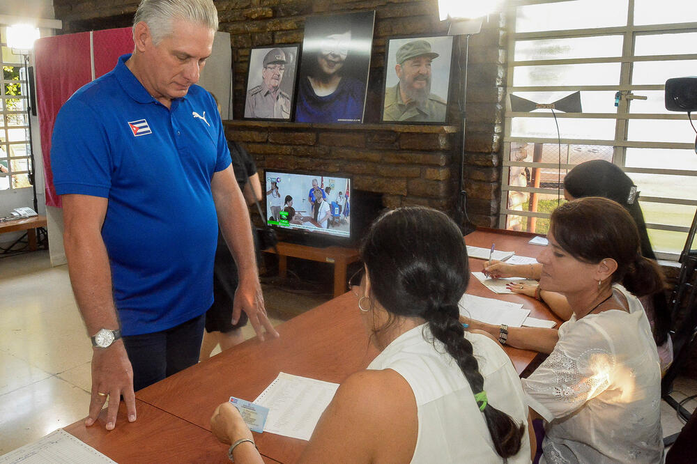 Ljudi glasaju tokom referenduma, Foto: REUTERS