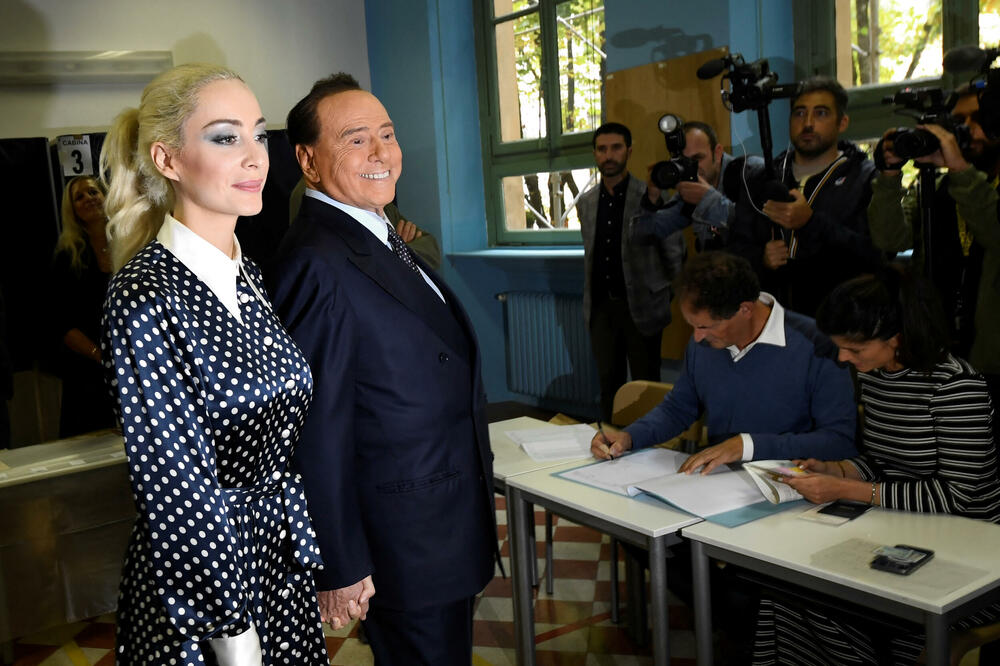Silvio Berluskoni i Marta Faskina na biračkom mjestu u Milanu