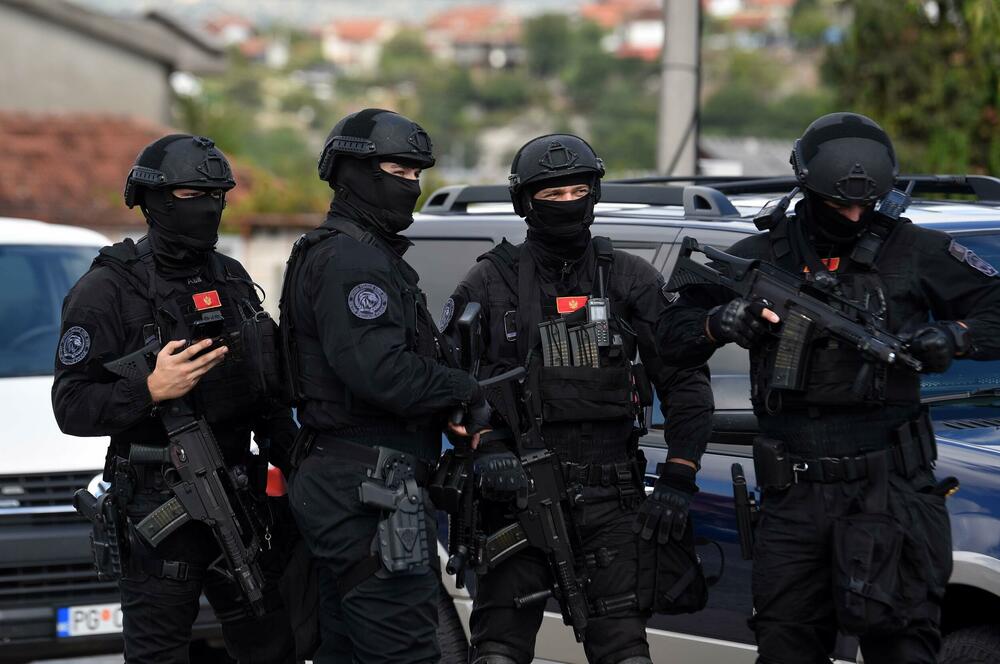 <p>On je otvorio vatru na policiju koja je sprovodila istragu bacanja eksplozivne naprave na kuću njihovog kolege Mervana Eća</p>  <div contenteditable="false" tabindex="-1"> </div>