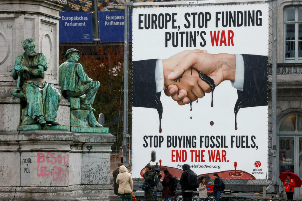 Bilbord sa pozivom Evropi da prestane da finansira Putinov rat, ispred Evropskog parlamenta u Briselu