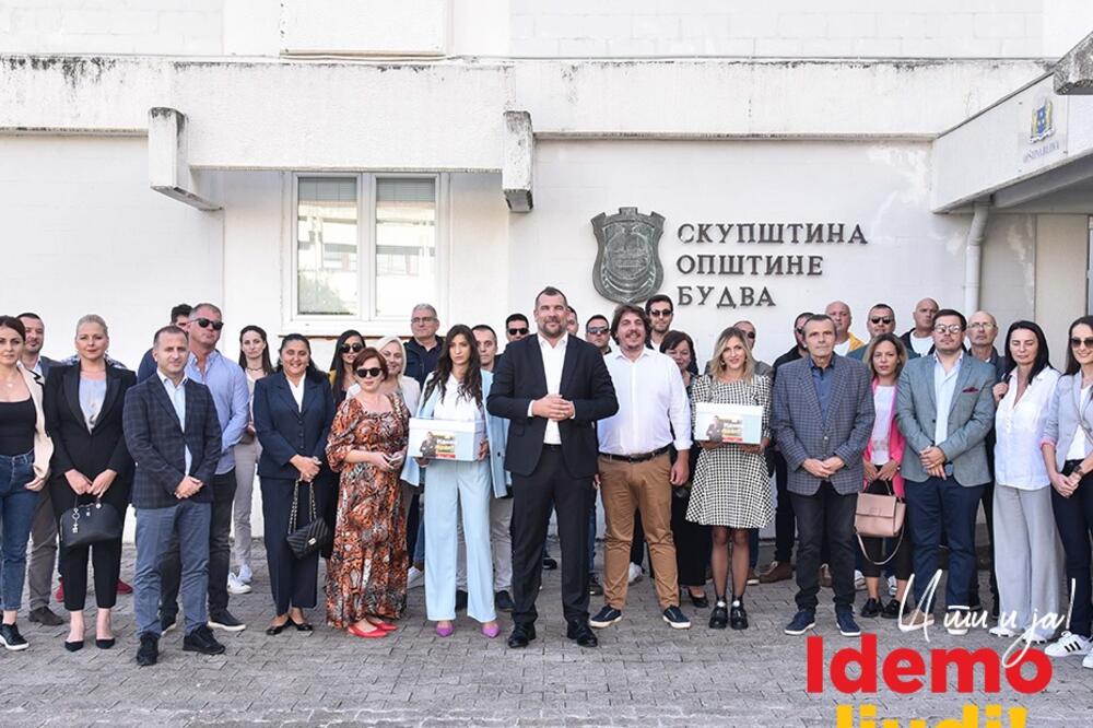 Sa predaje liste, Foto: Demokratska Crna Gora