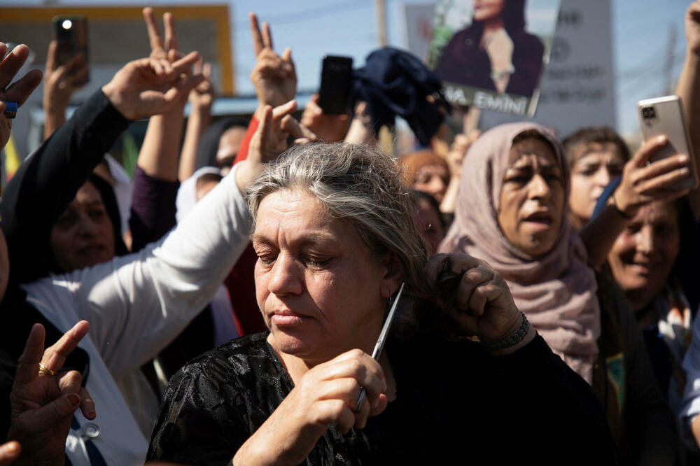 Učesnica demonstracija na sjeveroistoku Sirije, Foto: Rojters