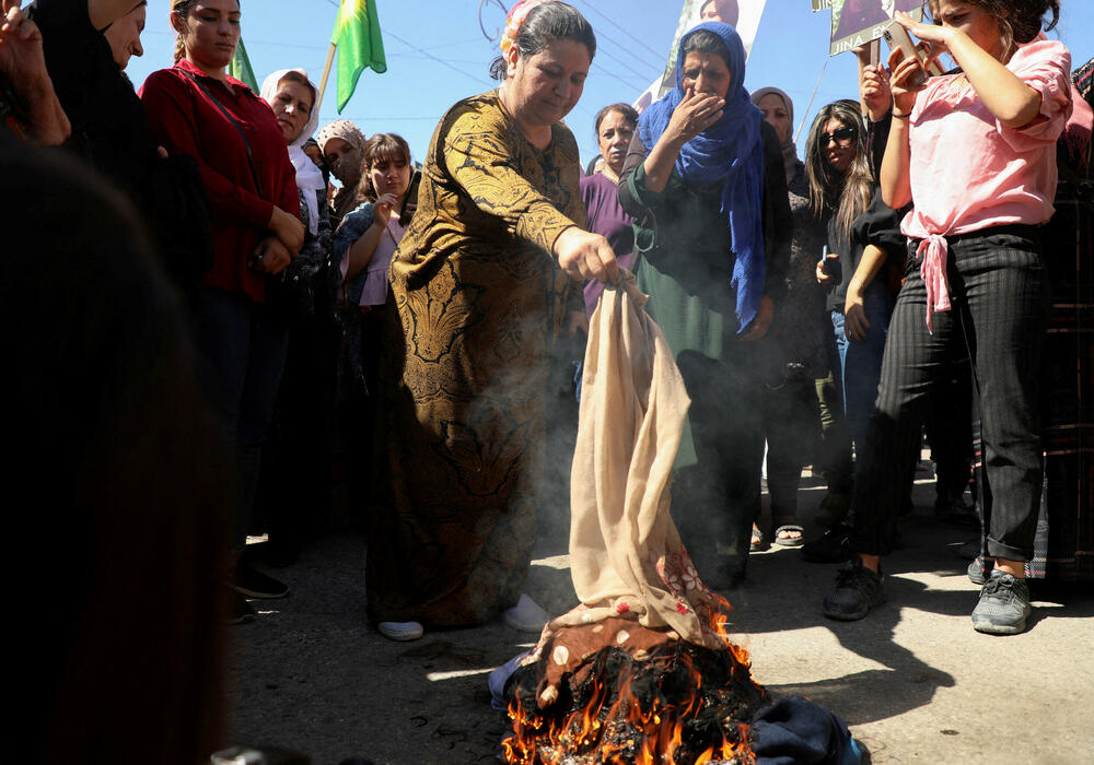 Žene spaljuju hidžabe na demonstracijama u kurdskom gradu Kuamišliju u Siriji