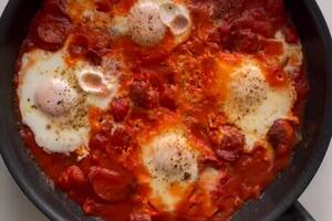Obrok za tili čas: Jaja u paradajzu s kobasicom