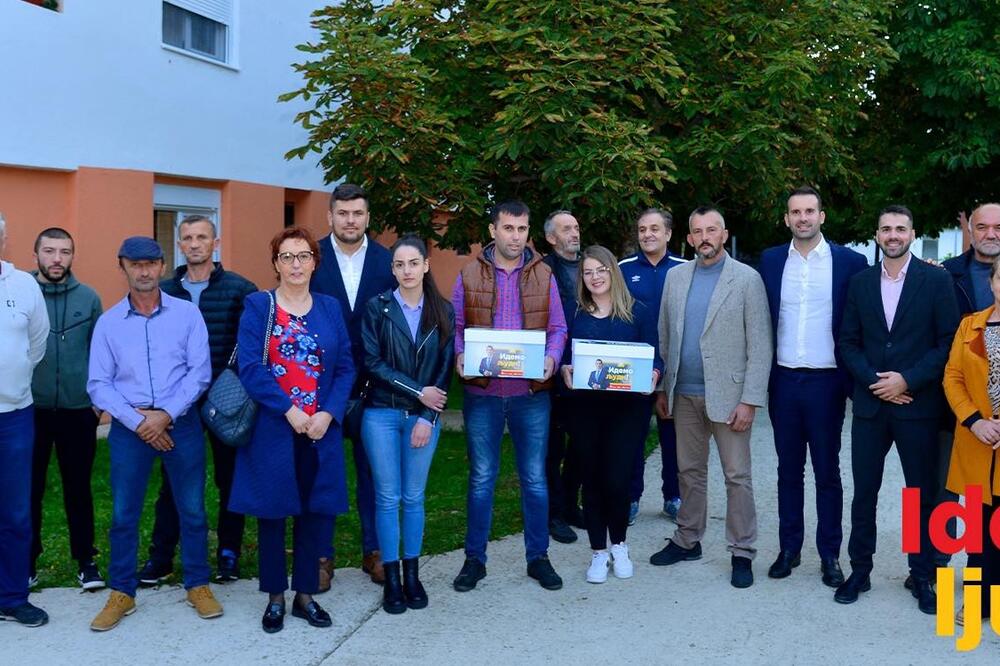 Sa predaje liste, Foto: Demokratska Crna Gora