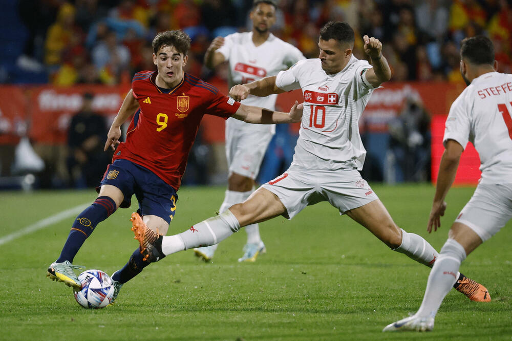 Džaka na utakmici sa Špancima, Foto: Reuters