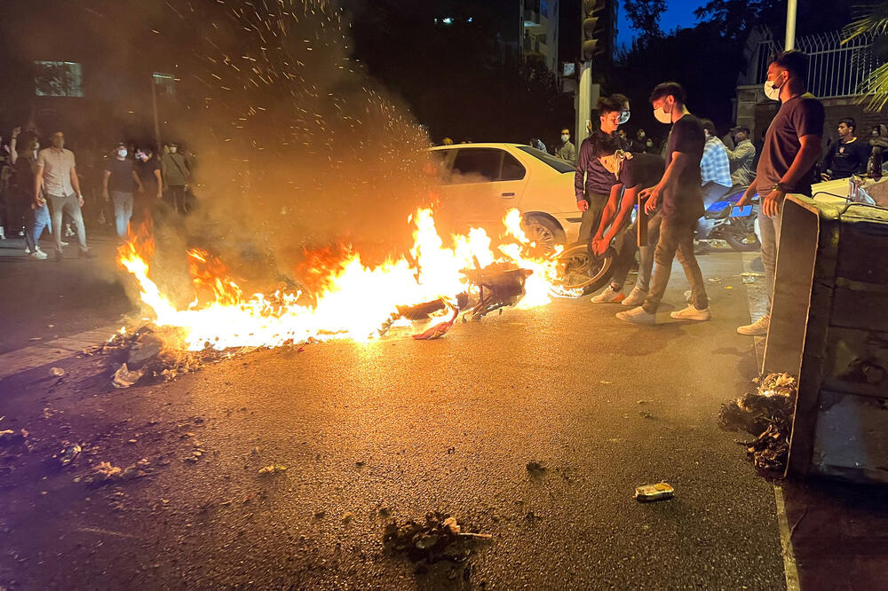 Sa protesta u Teheranu, glavnom gradu Irana, povodom smrti Mahse Amini, Foto: Reuters