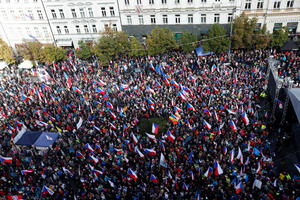 U Pragu desetine hiljada demonstriraju za okretanje prema Rusiji i...