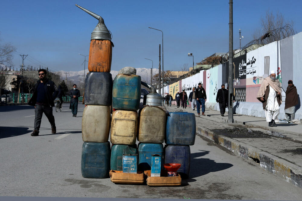 Kante sa benzinom za prodaju na putu u Kabulu, Foto: Reuters