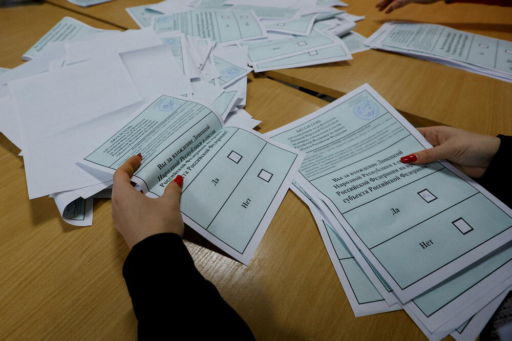 Članovi izborne komisije broje biračke listiće u samoproglašenoj Narodnoj Republici Donjeck, Foto: REUTERS