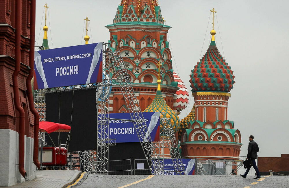 Tribina u centru Moskve sa transparentima na kojima piše: “Donjeck, lugansk, Zaporožja, Herson -Rusija!”