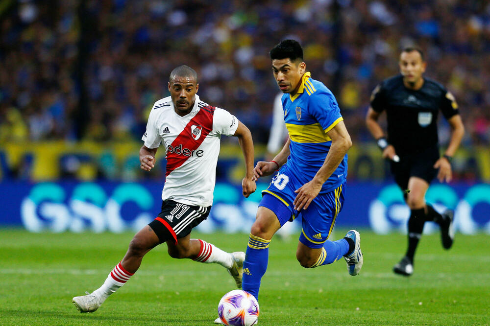 Moguć i "superklasiko" u prvom nastupu u UAE: Nikolas de la Krus iz Rivera i Huan Edgardo Ramires iz Boke, Foto: Emiliano Lasalvia/Reuters