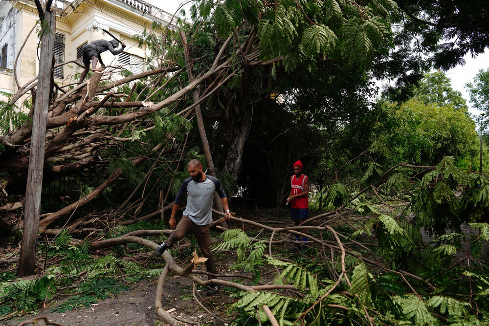 <p>Ian, koji je ojačao iznad toplih voda Meksičkog zaliva, prerastao je u uragan katastrofalne, četvrte kategorije, sa maksimalnim vjetrovima jačine 250 kilometara na sat</p>