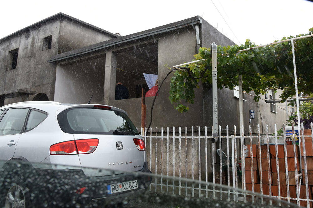 Bacili dvije bombe u dvorište kuće policajca Mervana, Foto: Luka Zekovic