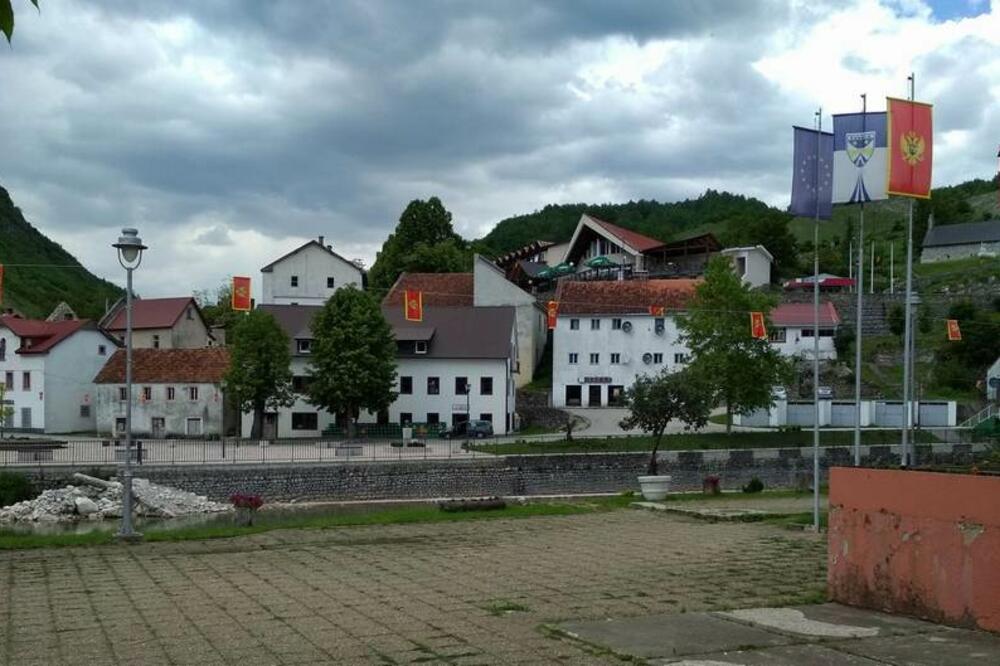 SNP sumnja da DPS dovodi birače, Adžić najavljuje provjere, Foto: seljak.me