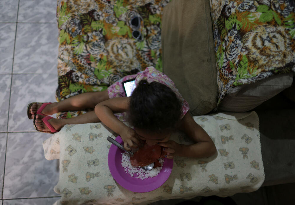 Izabela dos Santos, 2, jede hranu koju je pronašla u kontejneru za smeće u Rio de Ženeiru