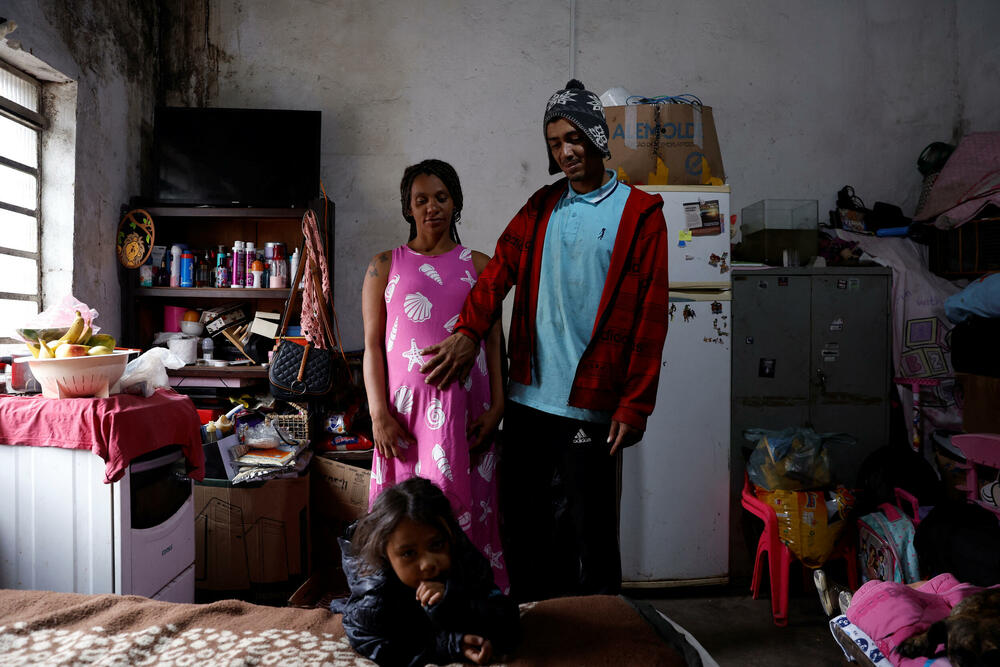 Carla Markez, koja je u šestom mjesecu trudnoće, sa suprugom i kćerkom živi u sobi koju plaća crkva 