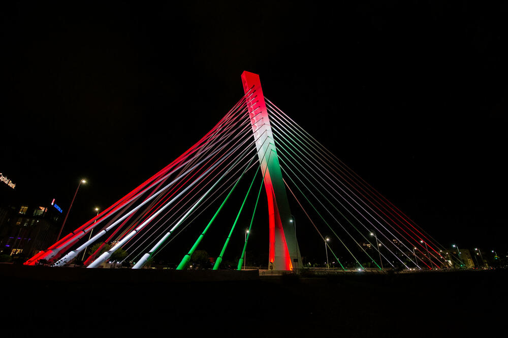 millenium bridge at night