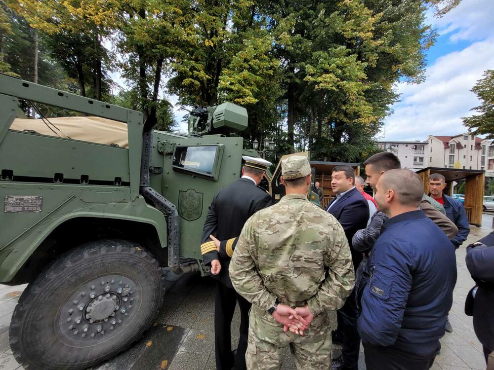 <p>Poručnik Jovica Đuretić, istakao je da je cilj ove manifestacije da se građani upoznaju sa sposobnostima Vojske Crne Gore<br /> </p>