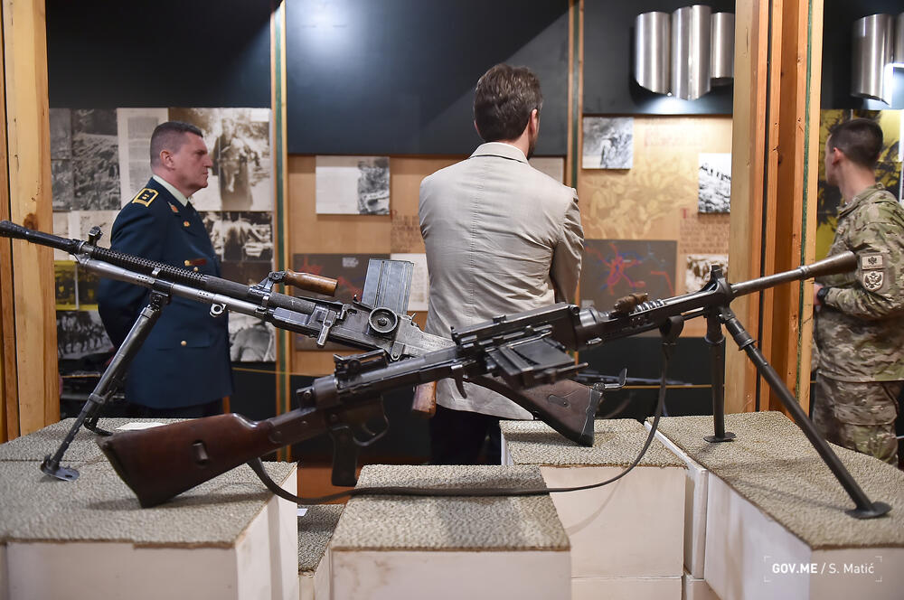 <p>Načelnik Generalštaba VCG, brigadni general Zoran Lazarević, rekao je da je do sada fokus bio na opremanju kopnene vojske i vazduhoplovstva, ali da će se shodno nacionalnim prioritetima ulagati i u mornaricu</p>