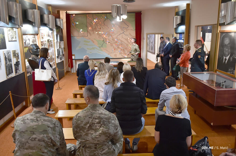 <p>Načelnik Generalštaba VCG, brigadni general Zoran Lazarević, rekao je da je do sada fokus bio na opremanju kopnene vojske i vazduhoplovstva, ali da će se shodno nacionalnim prioritetima ulagati i u mornaricu</p>