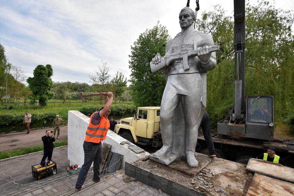 Rušenje spomenika sovjetskom vojniku u Lavovskoj oblasti