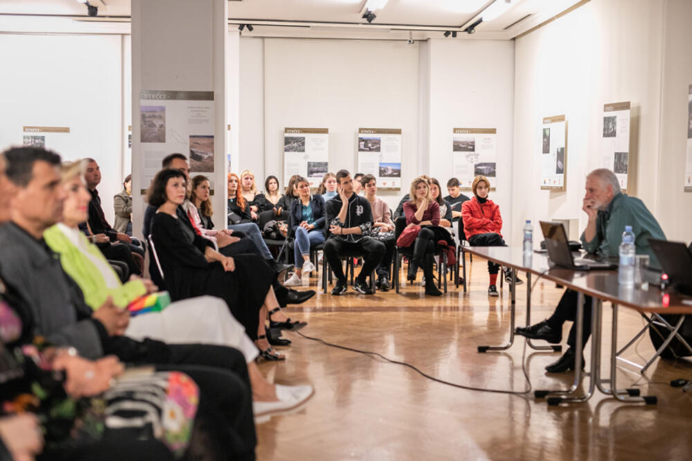 <p>"Onda je tu i uvijek pitanje da li smo se ogriješili o nešto i prepoznali sve što je relevantno danas i da li brinući se o današnjoj savremenosti stvaramo buduću prošlost koju ćemo prepoznavati u muzejima", kazao je Popadić</p>