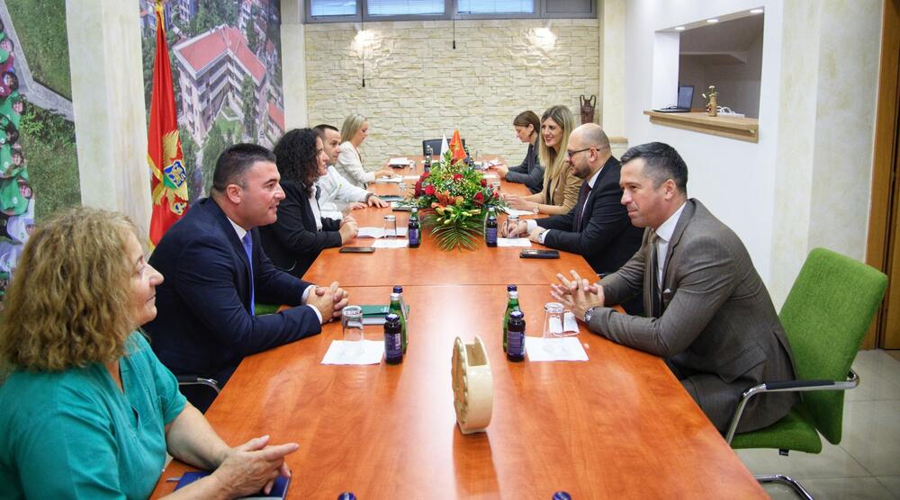 <p>"Ovo je ustanova sa višedecenijskom tradicijom i primjer je dobre prakse brige o starima, kako u Crnoj Gori, tako i u regionu. Potrudiću se da zaposleni u oblasti socijalne i dječje zaštite budu prepoznati od društva na adekvatan način"</p>