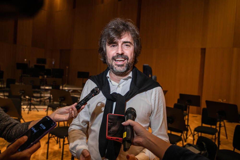 <p>Kadarije je kazao da je predvodio mnoge koncerte, ali da je ovo prvi put da se zadesio u situaciji u kojoj su improvizovali scenski nastup zbog nemogućnosti da se održi u dvorani u kojoj je planiran.</p>