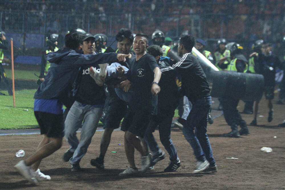 Navijači su iznosili teško povrijeđene sa stadiona u Malangi, Foto: REUTERS