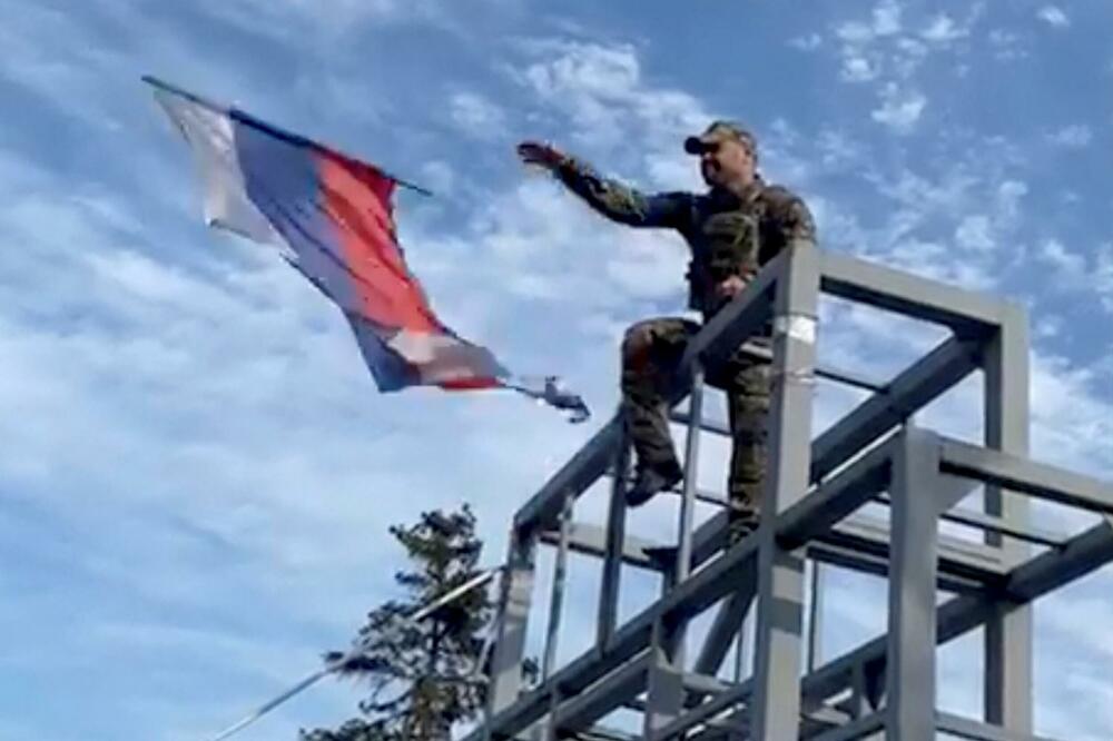 Ukrajinski vojnik skida zastavu samoproglašene DNR u Limanu, Foto: Reuters