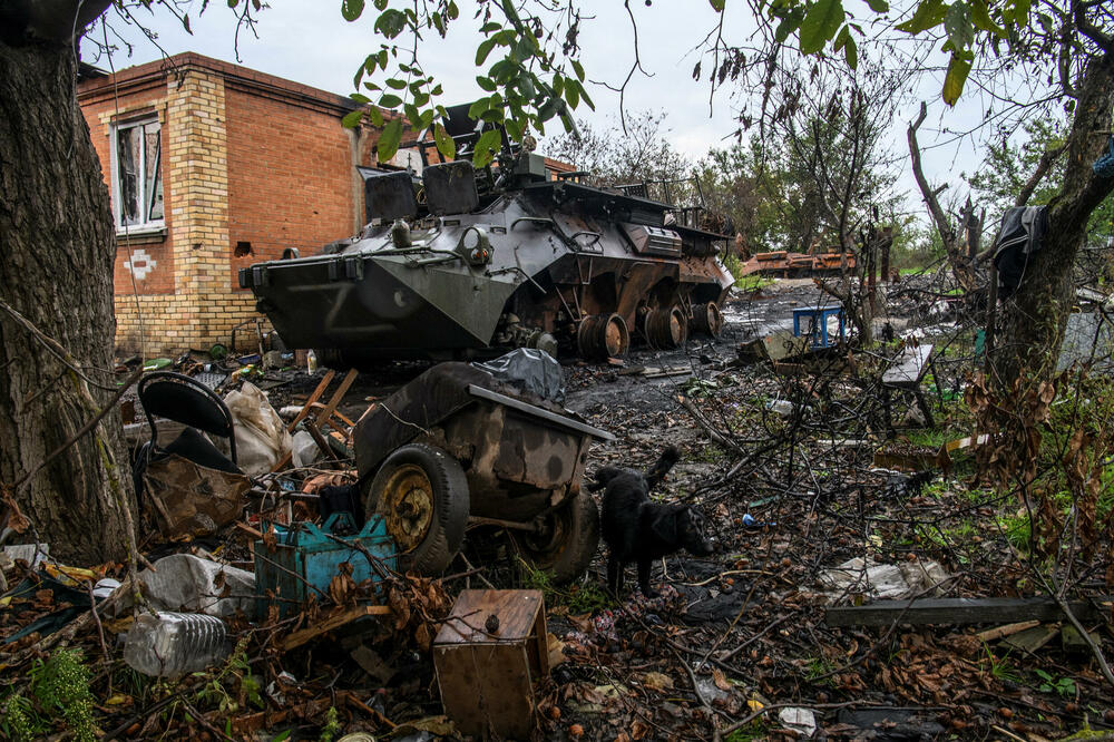 Uništeni ruski oklopni transporter u selu u oblasti Harkov, Foto: Reuters