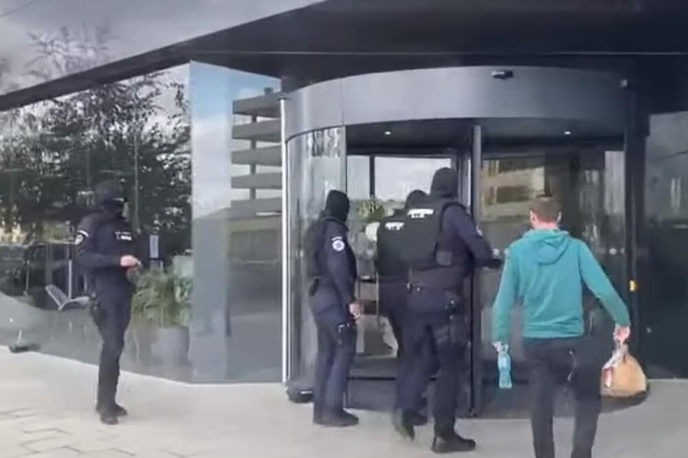 Policija ulazi u sjedište kompanije, Foto: Screenshot/Youtube