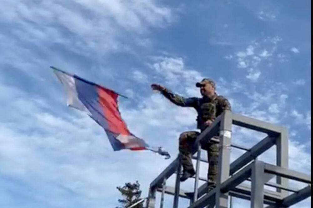 Ukrajinski vojnik u Limanu skida rusku zastavu, Foto: Reuters