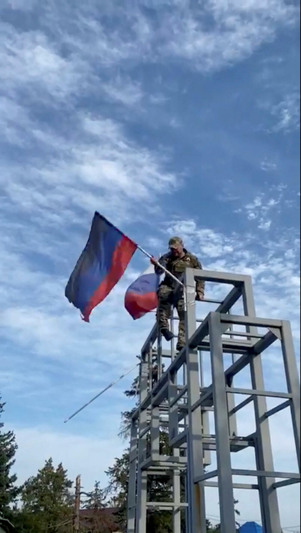Ukrajinski vojnik u Limanu skida zastavu tzv. Donjecke Narodne Republike