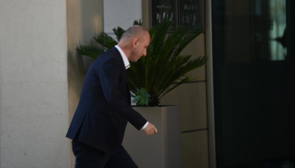 <p>Članovi Vijeća, pored predsjedavajućeg Abazovića, su ministri Raško Konjević, Marko Kovač, Filip Adžić, Aleksandar Damjanović Ranko Krivokapić. U Vijeću su i vršilac dužnosti direktora ANB-a Savo Kentera i predsjednik i zamjenik predsjednika Odbora za bezbjednost i odbranu, Milan Knežević i Mevludin Nuhodžić</p>