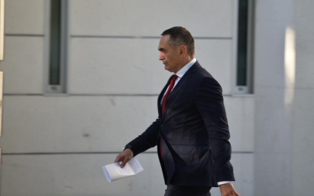 <p>Članovi Vijeća, pored predsjedavajućeg Abazovića, su ministri Raško Konjević, Marko Kovač, Filip Adžić, Aleksandar Damjanović Ranko Krivokapić. U Vijeću su i vršilac dužnosti direktora ANB-a Savo Kentera i predsjednik i zamjenik predsjednika Odbora za bezbjednost i odbranu, Milan Knežević i Mevludin Nuhodžić</p>