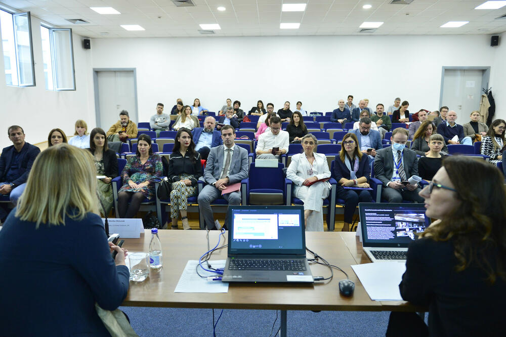 <p>Konferenciju su otvorili ministarka nauke i tehnološkog razvoja Biljana Šćepanović, ambasadorka Evropske unije (EU) u Crnoj Gori Oana Kristina Popa i državni sekretar Ministarstva evropskih poslova, Aleksandar Mašković</p>