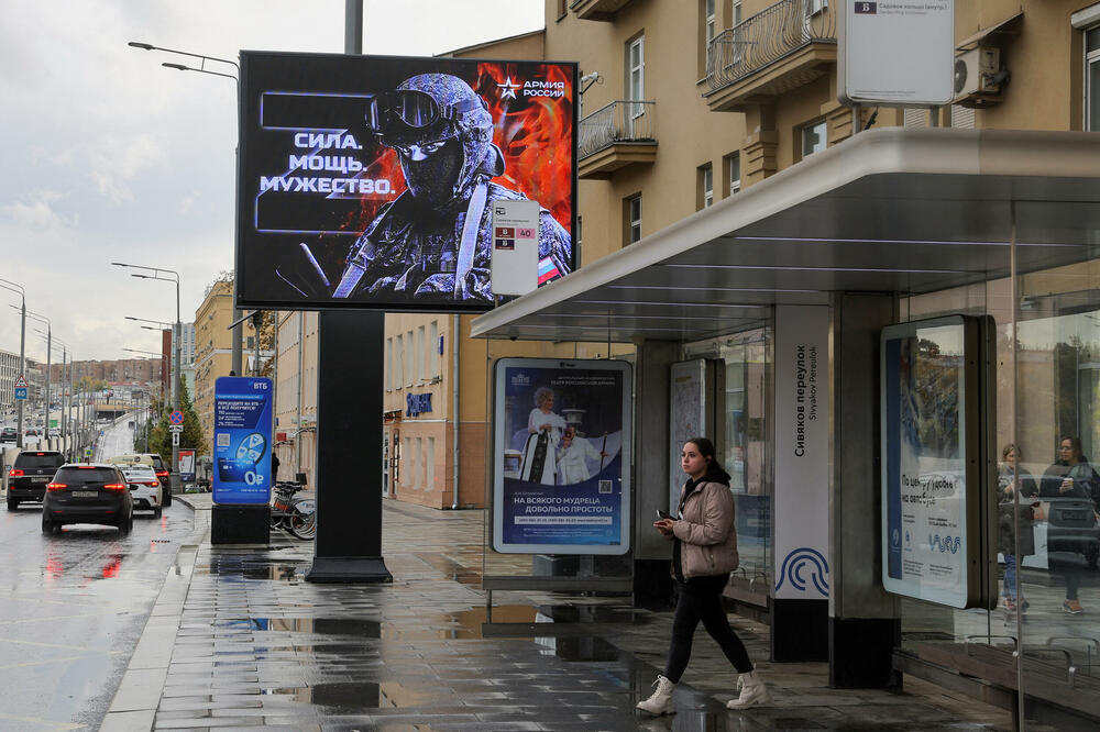 Bilbord na kojem se promoviše ruska vojska, na stanici u Moskvi, Foto: Rojters
