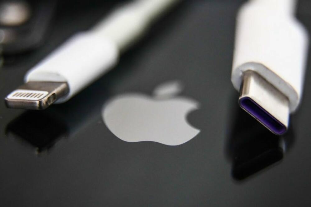 USB-C punjač (desno) pored Eplovog lajting kalbla, Foto: Getty Images
