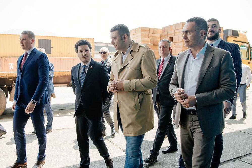 Obilazak Slobodne zone Luke Bar: Ivanović između Abazovića i Damjanovića, Foto: Vlada Crne Gore