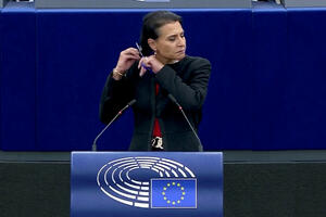 Evroposlanica odsjekla sebi pramen kose u znak podrške ženama Irana