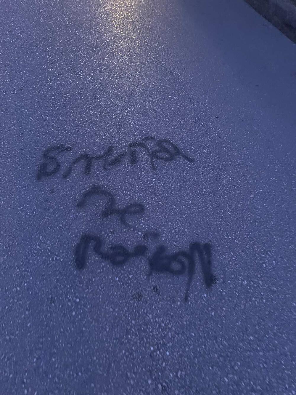 <p>"Vrlo je očigledno da je nekome zasmetao rad MZ Sveti Stefan pa im ovim putem poručujemo da smo tek počeli", kazao je predsjednik Savjeta te mjesne zajednice Vladislav Mitrović</p>