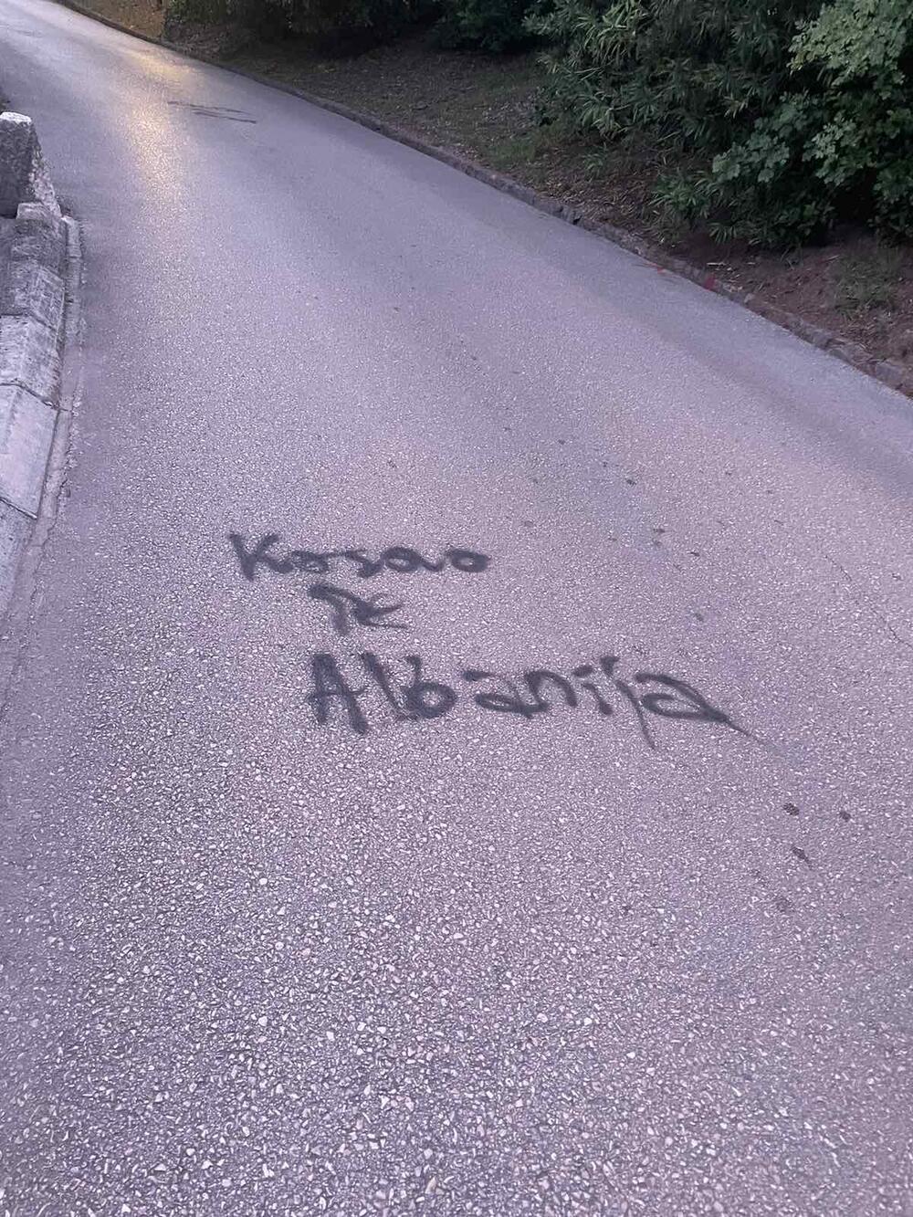 <p>"Vrlo je očigledno da je nekome zasmetao rad MZ Sveti Stefan pa im ovim putem poručujemo da smo tek počeli", kazao je predsjednik Savjeta te mjesne zajednice Vladislav Mitrović</p>