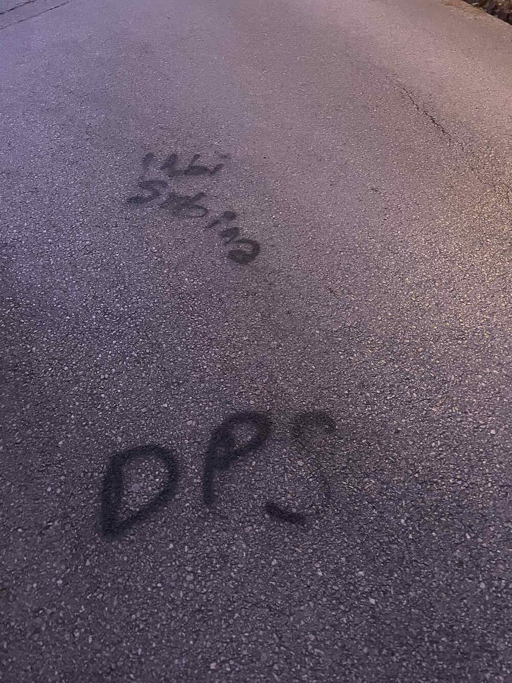 <p>"Vrlo je očigledno da je nekome zasmetao rad MZ Sveti Stefan pa im ovim putem poručujemo da smo tek počeli", kazao je predsjednik Savjeta te mjesne zajednice Vladislav Mitrović</p>