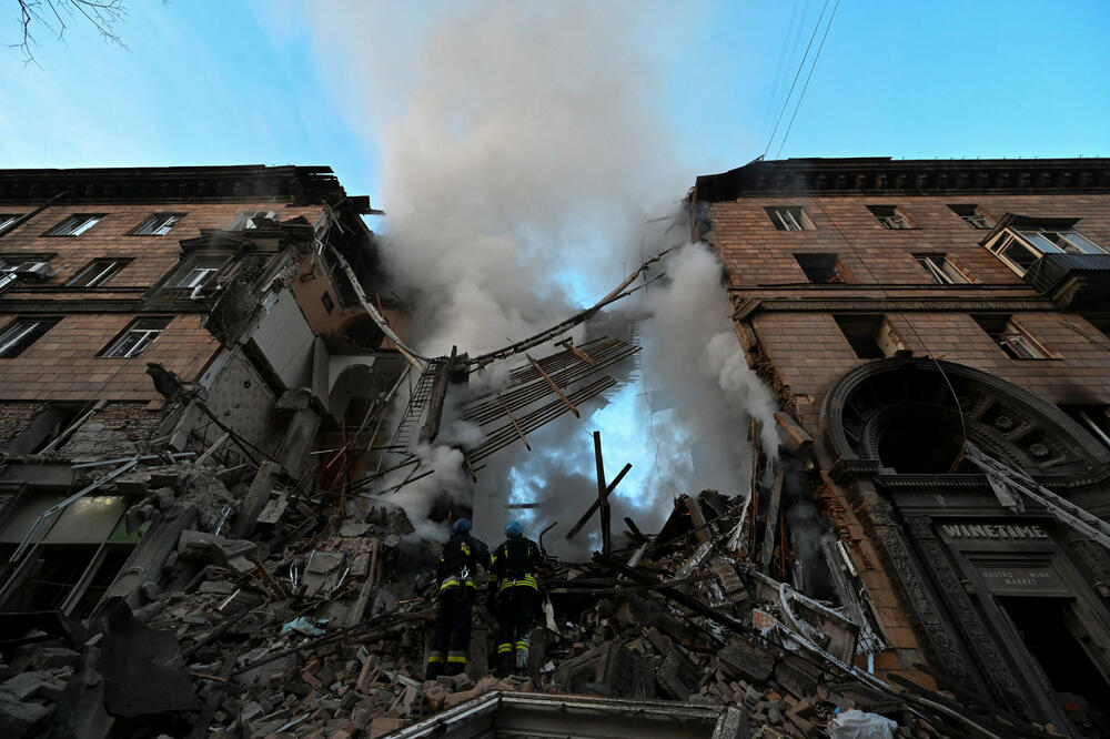 Uništene zgrade u Zaporožju tokom sinoćnjeg granatiranja, Foto: Reuters